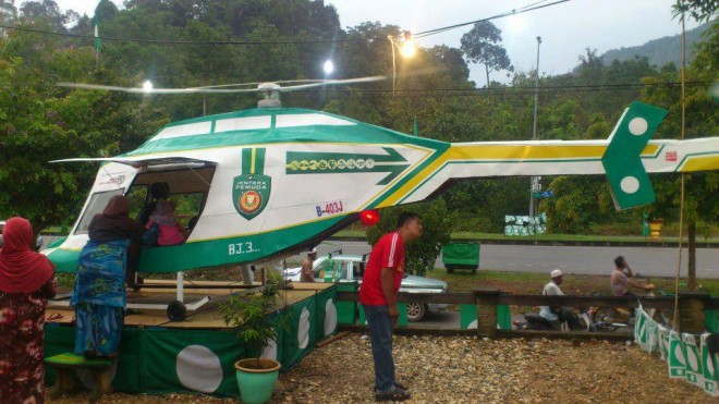 Tahukah Anda Di Kedah, Orang Ramai Terpaksa Beratur Panjang Untuk Dapat Masuk Ke Dalam Replika Helikopter Ini Dan Menangkap Gambar Untuk Dijadikan Kenangan... 