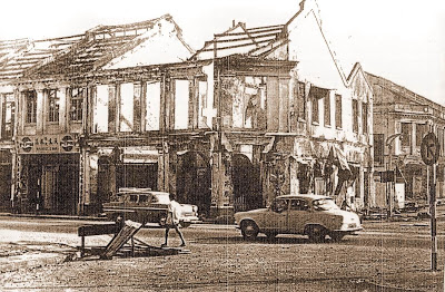 513- 5月16日，吉隆隆金马大街（Jln Campbell）一排被火烧得只剩空壳残骸的店屋。