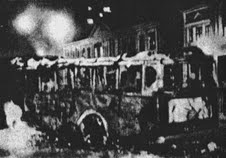 513- 在市中心，马來種族暴徒放火烧毁一輛巴士。