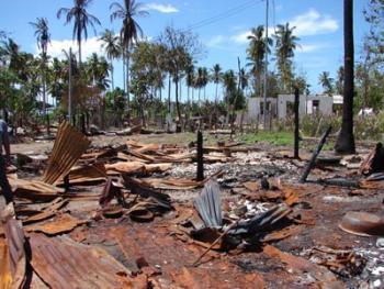 战火摧毁村民家园 政府辟地重建