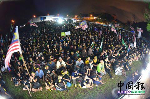 關丹站～“人民之聲”黑色大集會： 　主持人在9.30pm宣佈，現場人數達5萬！