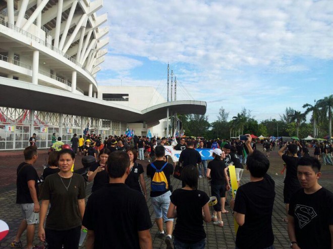 Stadium batu Kawan门口已经开始出现黑衣人潮。 槟城人加油！