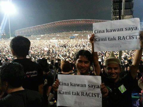 "Cina Kawan Saya, kami tak RACIST" （Sila sebarkan！） 我们的马来同胞说：华人是我们的朋友！我们不是种族主义者！