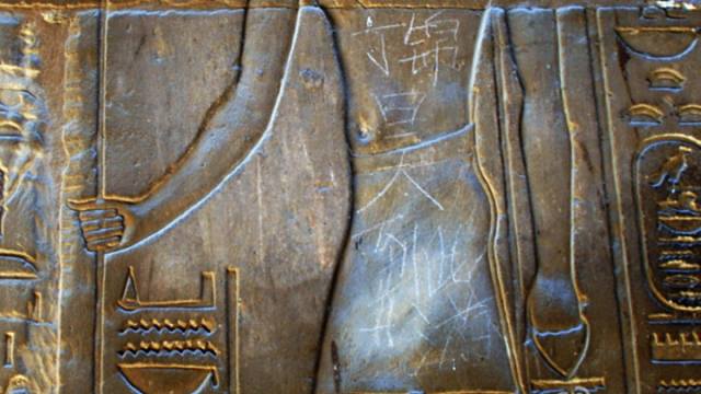 恐怖　中國觀光客在埃及千年神廟上刻字