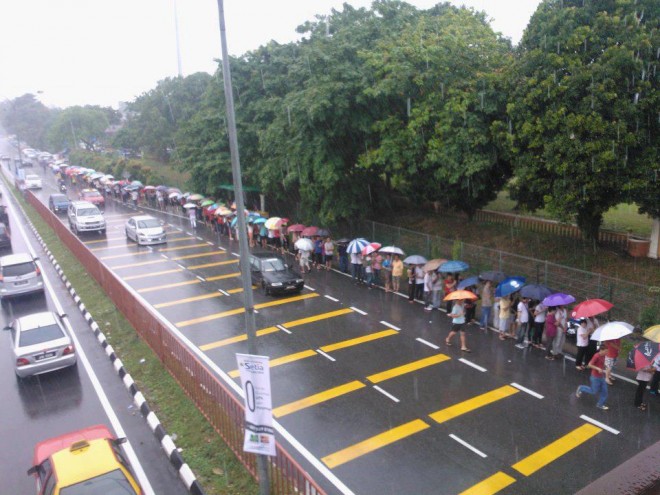 风雨中他们都愿意排队履行他们的责任