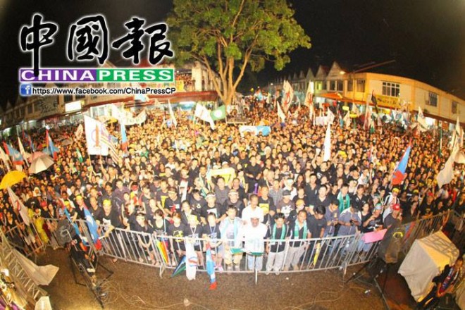 柔州公正党主辦的“黑色515大集會”柔佛站，截至晚上8時30分，主辦單位聲稱出席者已突破1萬5000人。  by 中国报