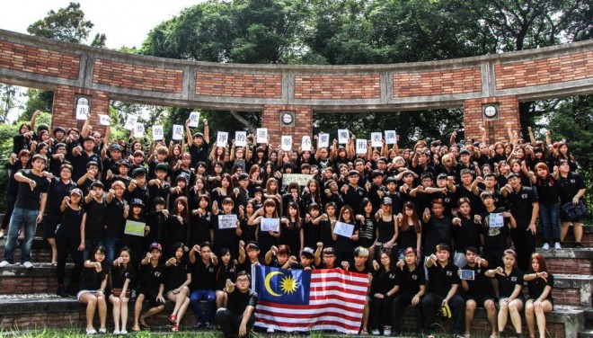 這次，我呼應了約200名在台灣留學的馬來西亞公民!!!! 我們是台灣台中靜宜大學的學生~我們都是馬來西亞的公民。。。 雖然我們在台灣，但我們都一直更新著投票的消息。。 可惜結果不是我們想要的。。 剛開始是有不錯的成績，直到''停電魔術''開始。國政直接贏了。 停電？有那麼巧合嗎？根本就是骯髒手段，輸不起就出骯髒招數。 昨天我PO了一張，是我們一群人一直更新消息的朋友。。。 今天這張，是我學校所有來自馬來西亞的公民!!!! 我們憤怒，生氣不乾淨的選舉，孟加拉外勞有身份證投票，幽靈選票，不褪色墨水容易褪色等等多樣事情。。。 當然少不了最後連知名魔術師劉謙都做不到的''停電補票''~你們還要臉嗎？我問你!!!! 我們的心流淚了，說好的乾淨選舉呢？我們需要光明，正大，乾淨，公正的選舉。 我們已經準備Bersih 4.0活動了~你呢？ 團結的力量，是比宇宙來的強!!!! 馬來西亞公民我們一起加油吧!!! 黑衣不是代表什麽組織，是我們要表達對5月5日的停電事件，骯髒手段!! 