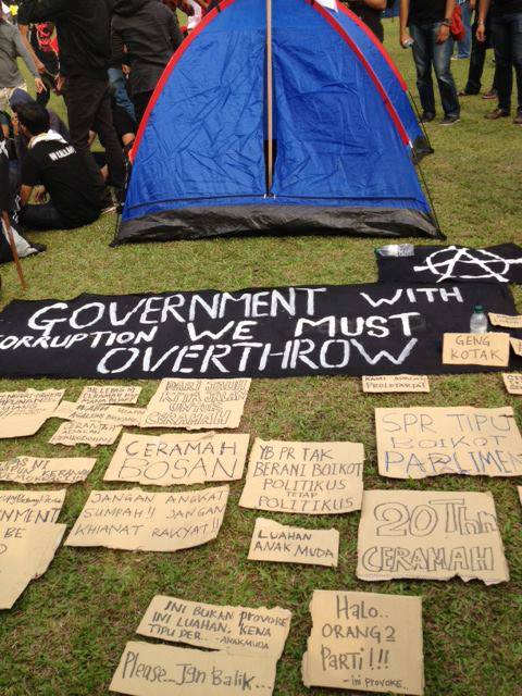 青年群众们今天傍晚6点开始在马莫草场扎营抗议，直到选委会作出回应。在巴生谷一带及其它地方的朋友，记得到来给他们打气，或跟他们一起占领马莫广场！