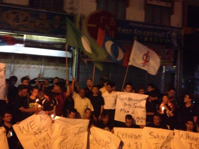 Solidariti Bersama DSAI - Johor Lebih daripada seratus orang yang tidak puas hati terhadap keputusan mahkamah sedang berkumpul di hadapan Pejabat ADUN Stulang bagi memberi solodariti kepada DSAI! Tolak UMNO, Tolak Kezaliman!