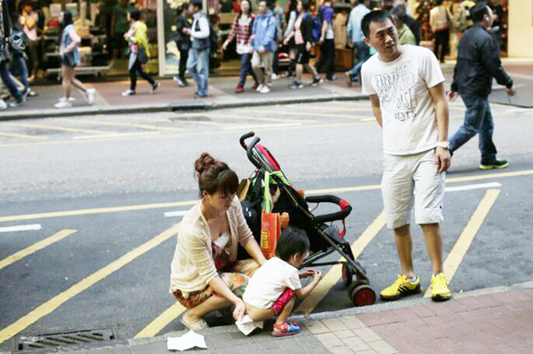 中国女童香港街头小便惹争议
