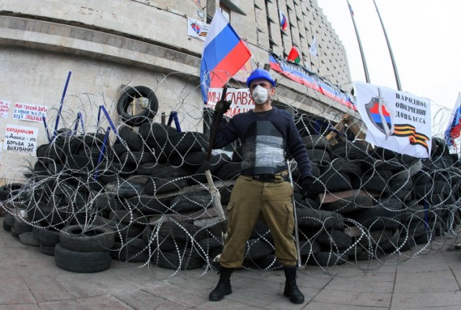 乌亲俄示威者政府大楼前设路障与政府对峙
