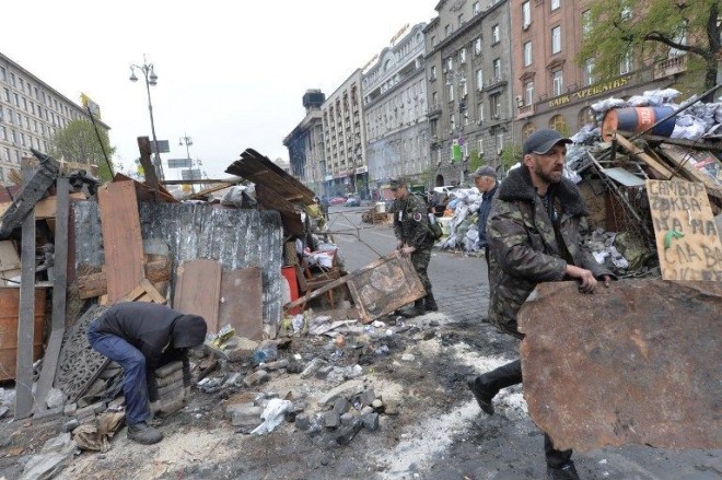 乌亲俄示威者政府大楼前设路障与政府对峙