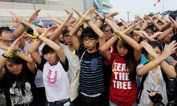 香港办国庆 示威者双手交叉抗议