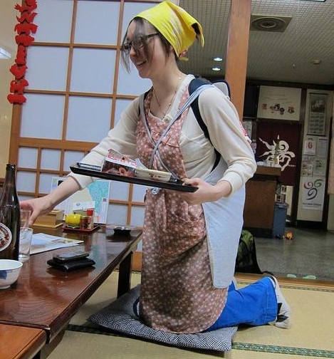 日本女服务员跪式服务