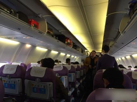 中国男子在飞机起飞前打开安全门 头伸门外称要透气