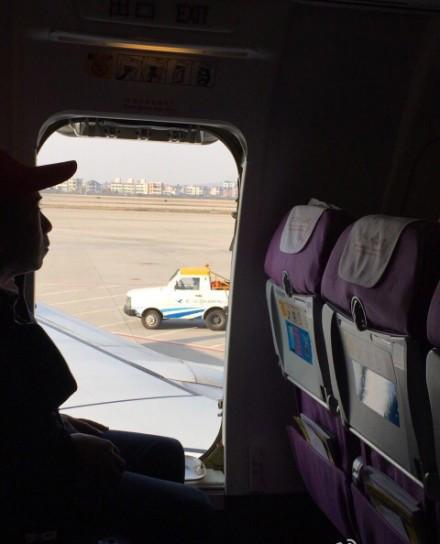 中国男子在飞机起飞前打开安全门 头伸门外称要透气