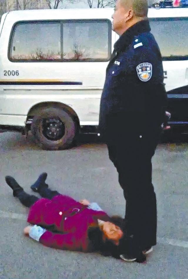 周秀雲倒卧在地，警員踩着她的頭髮。