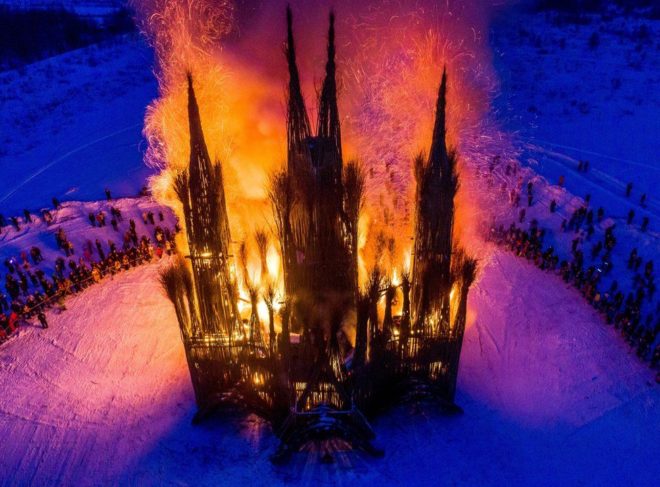2月份，在古老的冬季告別儀式謝肉節（Shrovetide，又稱懺悔節）上，俄羅斯群眾觀看由樹枝搭建的30米哥特式造型在火中燃燒。這個造型由藝術家Nikolay Polissky創作，在莫斯科西南220公里的Nikola-Lenivets村被燒燬。