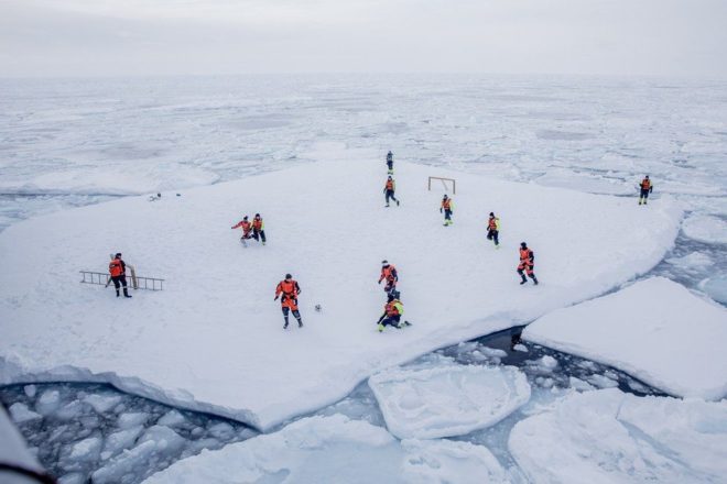 3月，挪威巡邏艇KV Svalbard隊員在格陵蘭島附近海域的冰上踢足球。有兩名武裝警衛專門負責留意附近是否有北極熊出沒。