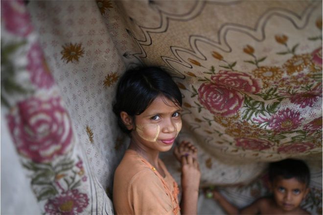 3月，孟加拉國科克斯巴扎爾（Cox's Bazar）地區夏姆拉普（Shamlapur）營地，一名羅興亞（Rohingya）難民女孩臉上塗著檀娜卡粉。自2017年8月以來，已有超過70萬羅興亞人因遭受迫害及家園被毀逃離緬甸若開邦（Rakhine），逃往接壤的孟加拉國。
