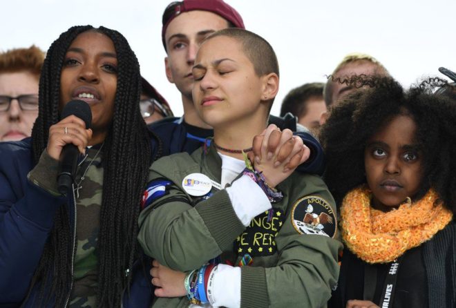 3月，在華盛頓「為我們的生命遊行」（March For Our Lives）中，艾瑪·岡薩雷斯（Emma Gonzalez，中）與其他瑪喬麗·斯通曼·道格拉斯高中（Marjory Stoneman Douglas High School）師生一起出席。這所佛羅里達高中有17人在一場槍擊案中死亡。隨後學生們組織了一場政治運動，獲得全美成千上萬人支持。