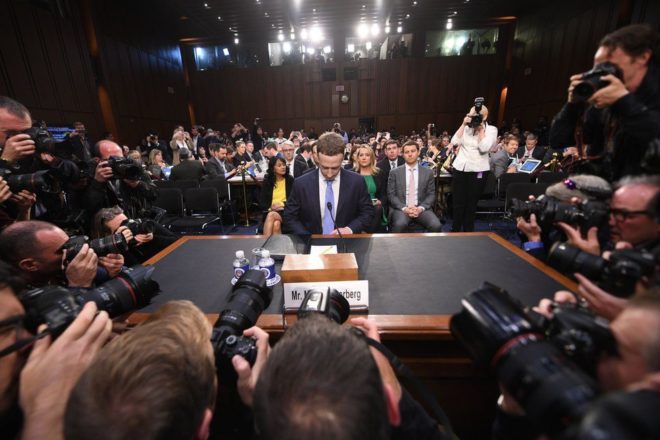 4月，美國華盛頓國會山，Facebook首席執行官馬克·扎克伯格（Mark Zuckerberg）向美國參議院商務、科學與交通委員會和司法委員會作證。扎克伯格稱，美國大選期間公司對俄羅斯方面不實信息的干預不及時，是他最遺憾的事情之一。