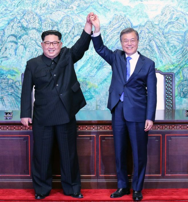 4月，朝鮮領導人金正恩（左）和韓國總統文在寅（右）在朝韓峰會上籤署《板門店宣言》後攜手慶祝。這是1945年朝鮮半島分裂後的第三場朝韓領導人會面。