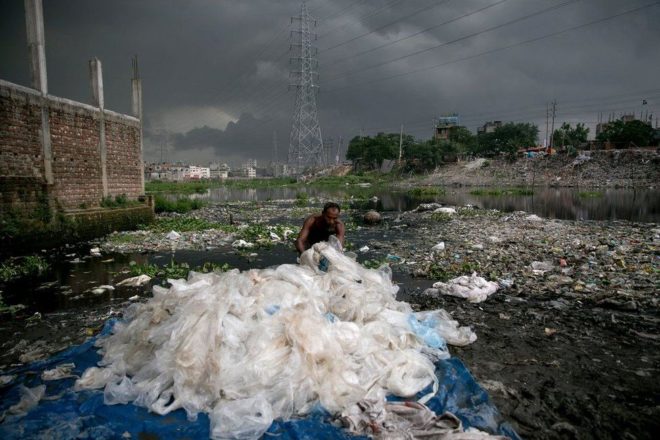 6月，一名男子在流向孟加拉國首都達卡（Dhaka）的一條運河中清洗經過化學處理的塑料袋。2002年，孟加拉國成為世界上第一個禁止使用薄塑料袋的國家，因為在一次特大洪水災害期間，孟加拉國發現塑料袋堵塞了排洪系統。
