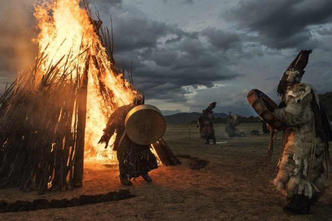 6月，在蒙古首都烏蘭巴托（Ulaanbaatar），薩滿們舉行傳統跳神儀式紀念夏至到來。共產黨統治時期，薩滿教在蒙古被禁70年，1992年後重新抬頭。目前這項古老的習俗受到該國憲法保護。