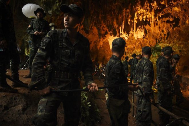6月，泰國睡美人洞（Tham Luang cave），士兵們將電纜探入洞中深處，救援被困的12名少年和他們足球教練行動。他們在洞中被困兩周多以後被發現。救援人員7月連續3天開展緊張救援，將他們全員救出。