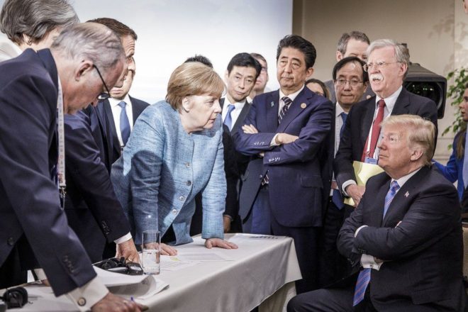 6月，在加拿大召開的七國集團峰會期間，德國總理默克爾（Angela Merkel）與美國總統特朗普（Donald Trump）及其他國家領導人交談。德國政府新聞辦公室（BPA）發表的這張照片在社交媒體上迅速走紅，還引發網民競相為圖片提供自己的說明。