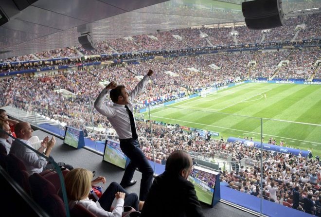 俄羅斯首都莫斯科舉行2018年世界杯決賽，法國隊戰勝克羅地亞隊後，法國總統埃馬紐埃爾·馬克龍（Emmanuel Macron）向空中揮拳慶祝勝利。