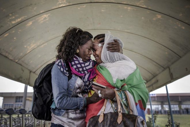 分離20年後，一對厄立特里亞姐妹在她們的祖國重聚。她們二人在1993年厄立特里亞脫離埃塞俄比亞獨立時分開，當時的衝突導致8萬人死亡。在厄立特里亞總統簽署一項「和平與友誼」協議後，兩國之間的商業航班於今年7月恢復。