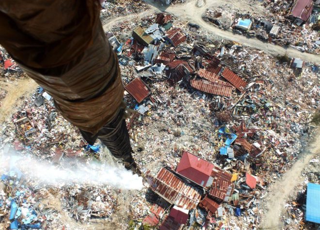 印度尼西亞帕盧（Palu）地區9月遭受地震及海嘯，這是噴灑消毒劑的直升機航拍圖片。災難導致超過380人死亡。由於土壤液化，當地土壤結構失去強度，導致建築物移位倒塌。