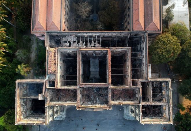 9月一場大火摧毀了巴西里約熱內盧的國家博物館，館內2000萬藏品近90%被焚毀。圖為火災後的里約國家博物館航拍圖。批評人士指稱，政府資金支持不足是導致火災如此嚴重的原因之一，博物館附近有幹式消防栓，但館內沒有噴水滅火系統。