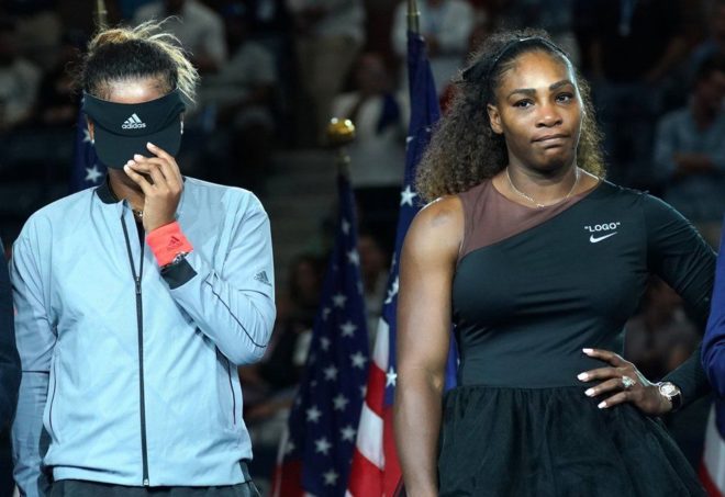 9月，在擊敗塞琳娜·威廉姆斯（Serena Williams，小威）後，日本選手大坂直美（Naomi Osaka，左）獲得冠軍，情緒激動。在這場決賽中，憤怒的小威指責裁判是「盜賊」，使大滿貫賽事決賽中出現極為戲劇性的一幕。