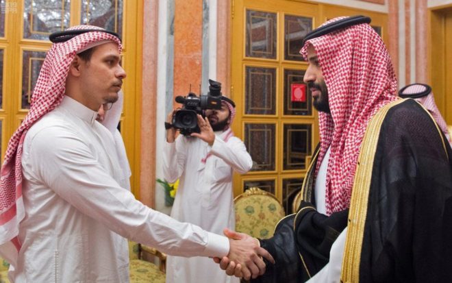 10月，被謀殺的沙特記者賈邁勒·卡舒吉（Jamal Khashoggi）長子薩拉赫·卡舒吉（Salah Khashoggi，左）與沙特王儲穆罕默德·本·薩勒曼（Crown Prince Mohammed bin Salman）握手。薩拉赫受邀在首都利雅得與沙特王儲會面，接受其哀悼。美國參議院指沙特王儲主導此次謀殺，而沙特官員則否認王室成員牽涉其中。