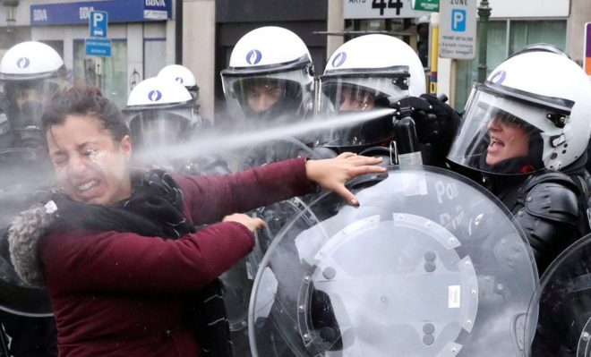 12月，在比利時首都布魯塞爾，一名女子參加「黃背心」示威活動，抗議燃油價格漲價，被一名防暴警察噴灑催淚瓦斯。路透社攝影記者Yves Herman的圖片說明：「在一名年輕男性被抓後，跟他在一起的一名年輕女子衝向警察築起的人牆，喊道他沒有犯任何錯……這名女子甚至都沒穿抗議者的黃背心。」