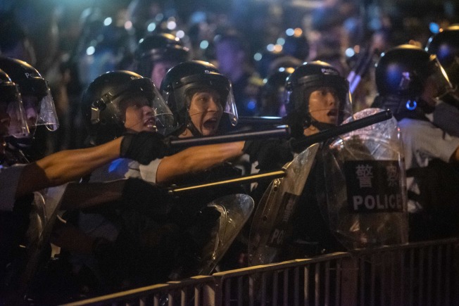 香港「反送中」遊行與警爆發衝突，大約百名示威者被捕。