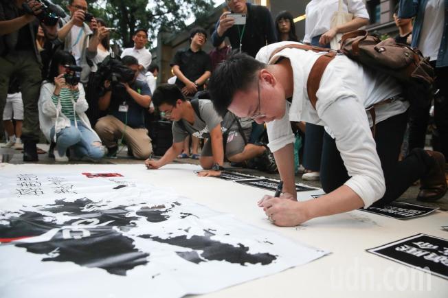 多校学生会将聚集香港(专题)经济贸易文化办事处，包括台大学生会长吴奕柔、学运领袖林飞帆（右一）等，共同发起“台湾(专题)青年挺香港，坚决抗议反送中”记者会，并写下对反送中条例的想法。