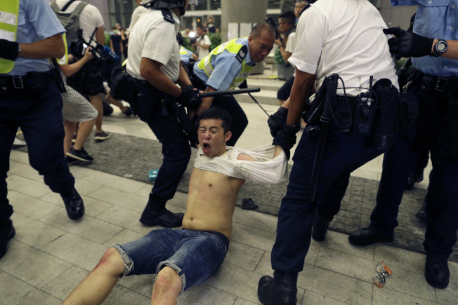 香港「反送中」遊行，警力以警棍、催淚胡椒水清場，並與民眾爆發激烈衝突。