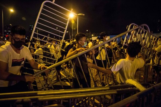 香港「反送中」遊行今（10）日凌晨發生警民衝突，共有19人遭逮，多為廿歲出頭年輕人。香港中大學生會證實其中至少9人為大學生。