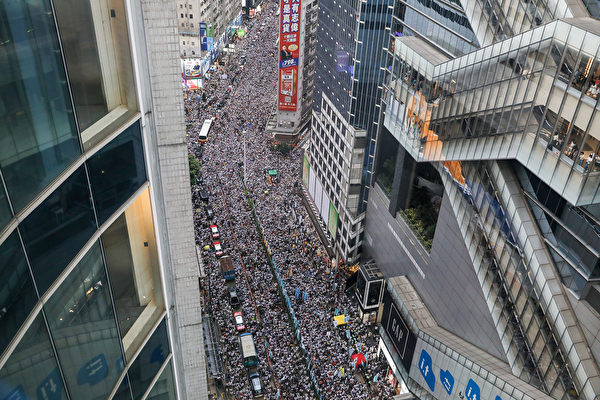 Protesters march during a rally against a controversial extradition law proposal in Hong Kong on June 9, 2019. - Huge protest crowds thronged Hong Kong on June 9 as anger swells over plans to allow extraditions to China, a proposal that has sparked the biggest public backlash against the city's pro-Beijing leadership in years. (Photo by DALE DE LA REY / AFP) (Photo credit should read DALE DE LA REY/AFP/Getty Images)