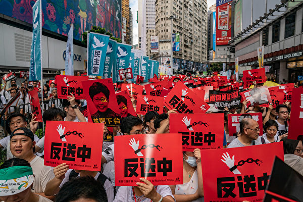6月9日，香港百万人上街大游行“反送中”，即反对港府欲对“引渡条例”立法。