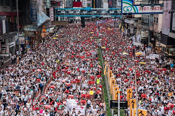 6月9日，香港百万人上街大游行“反送中”，即反对港府欲对“引渡条例”立法。
