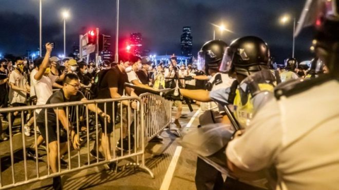 港部分反送中抗議者於2019年6月10日凌晨在香港政府大樓集會時與警方發生衝突。