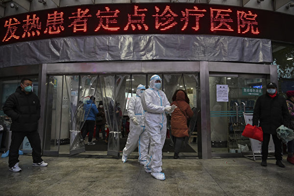 Medical staff members wearing protective clothing to help stop the spread of a deadly virus which began in the city, walk at the Wuhan Red Cross Hospital in Wuhan on January 25, 2020. - The Chinese army deployed medical specialists on January 25 to the epicentre of a spiralling viral outbreak that has killed 41 people and spread around the world, as millions spent their normally festive Lunar New Year holiday under lockdown. (Photo by Hector RETAMAL / AFP)