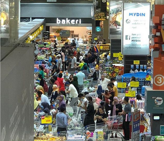 mydin_panic_shoppers_1703