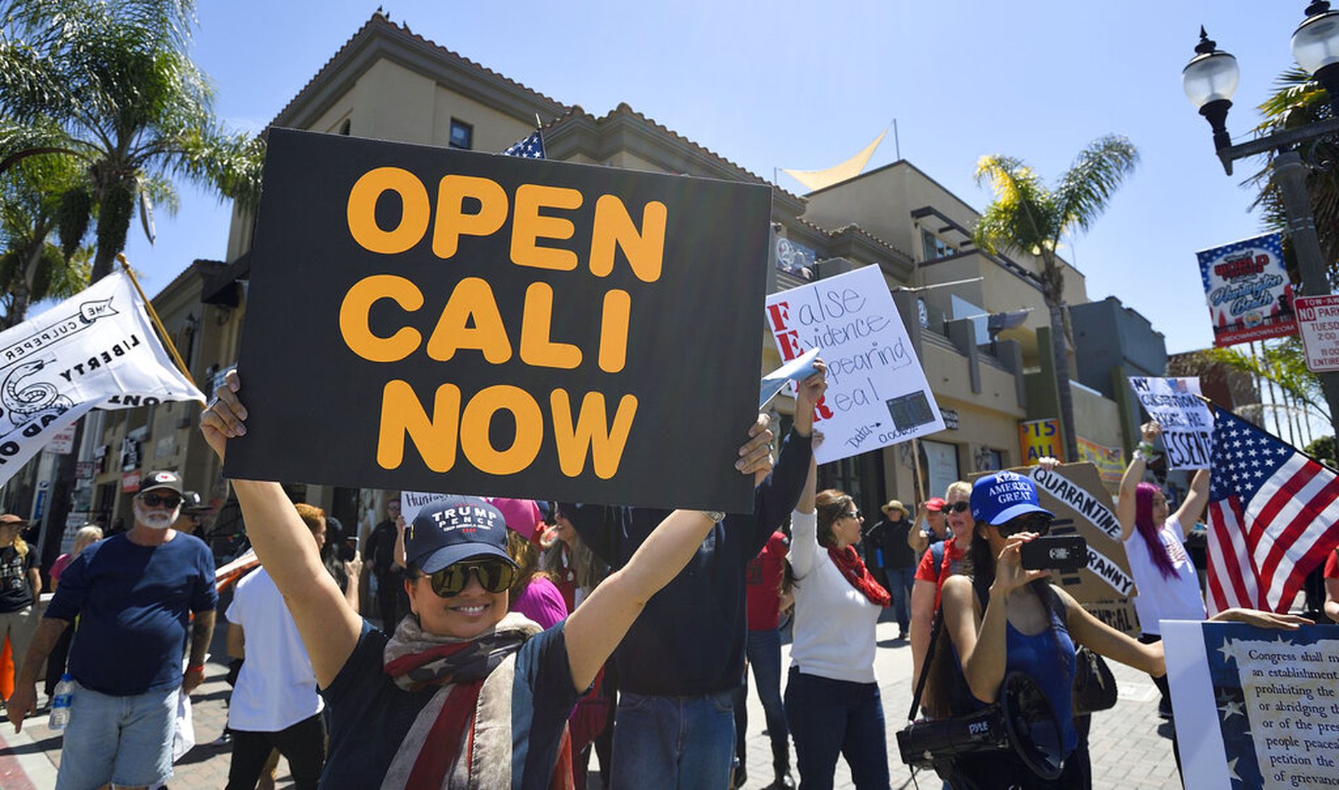 美国洛杉矶 上街抗议居家禁足令 “新冠病毒是谎言”